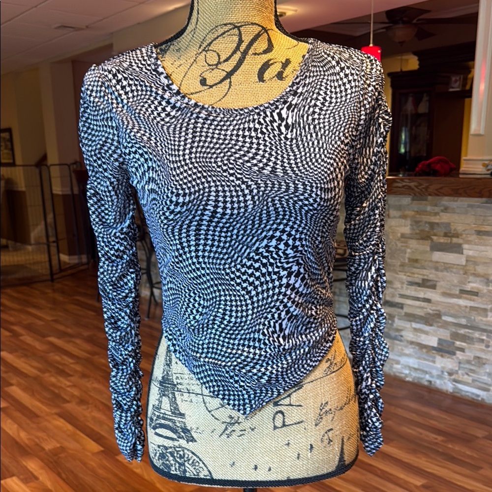 Almost Famous size medium swirly houndstooth print long sleeve top